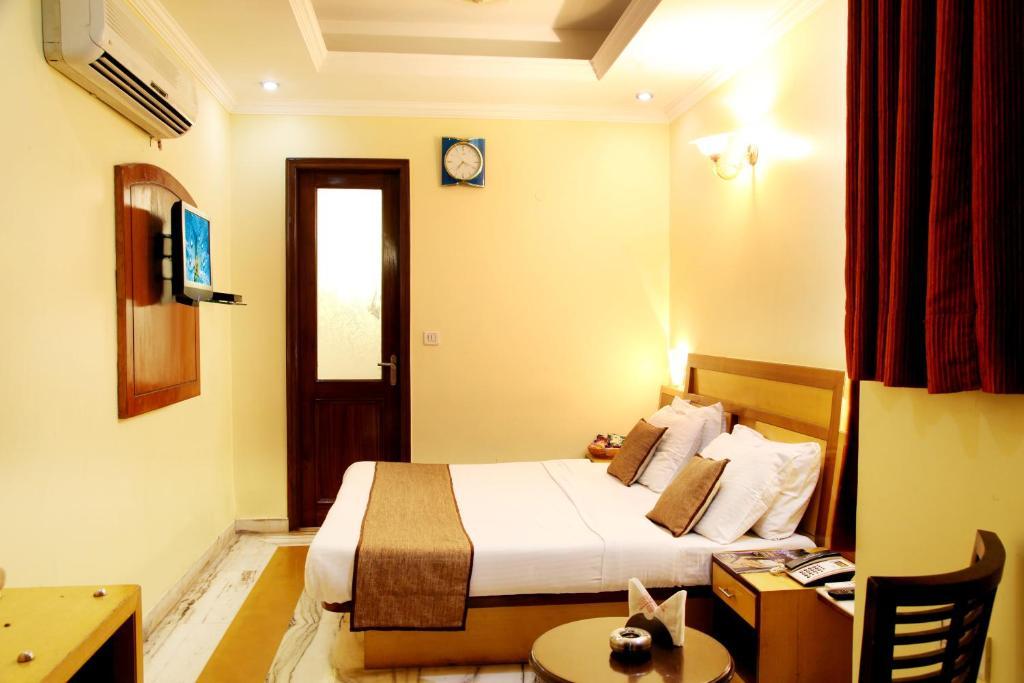 Hotel OYO 5943 TJS Grand Delhi  Zimmer foto